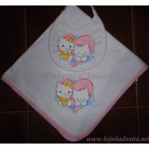 Fralda e babete pintadas com kitty e cora&ccedil;&atilde;o 